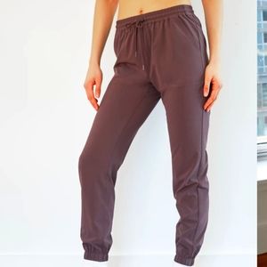 Aritzia TNA Speed Jogger (Green)